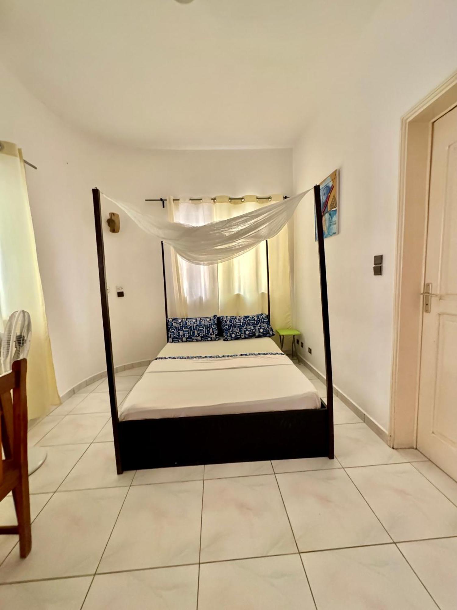 Guesthouse Cocotiers Котону Экстерьер фото